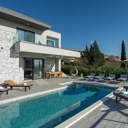 A Wonderfull Poolside In Solin * Kučine